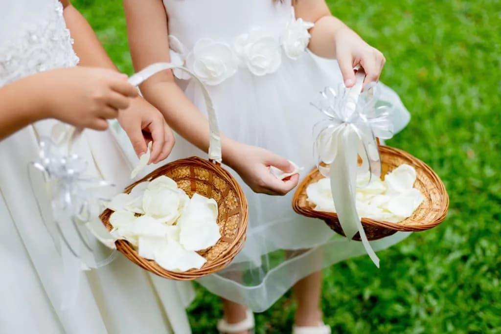 Kto niesie obrączki do ślubu? Odkryj tradycje i znaczenie tej roli