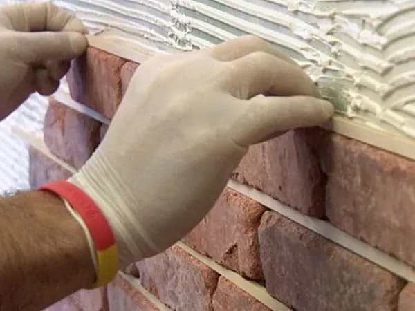 Jak układać cegłę dekoracyjną z fugą, aby uniknąć najczęstszych błędów