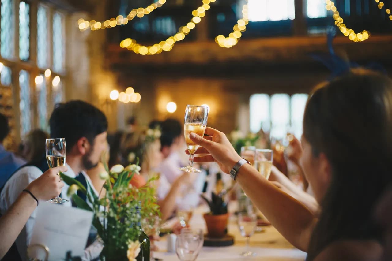 Ile wódki na osobę wesele - uniknij niedoboru alkoholu na przyjęciu