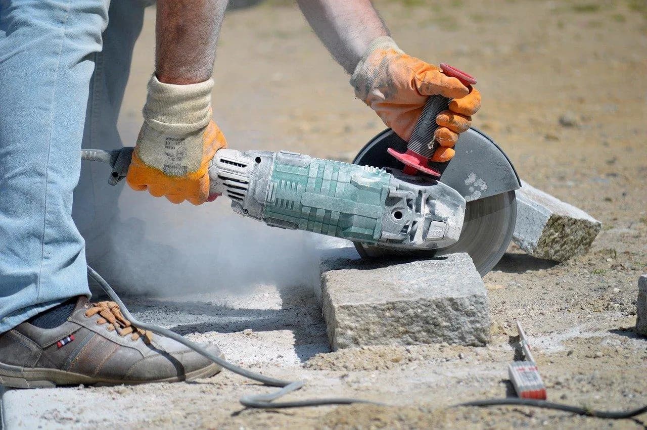 Jak skutecznie ciąć kamień dekoracyjny betonowy bez zbędnych trudności