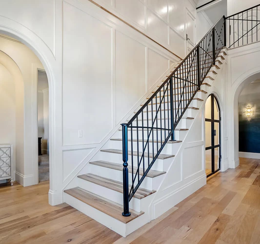 Co położyć na ściany na klatce schodowej, by uniknąć nudnych wnętrz?