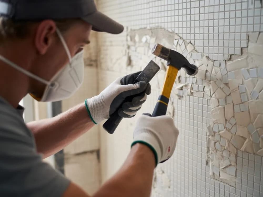 Jak usunąć tynk dekoracyjny: skuteczne metody bez uszkodzeń ściany